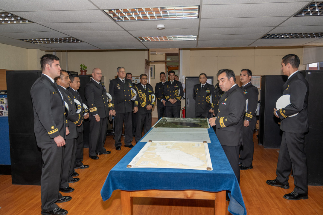El SHOA explica el proceso de confecciu00f3n de cartografu00eda marina a los especialistas en hidrografu00eda del BAP Carrasco Firma Armada de Chile