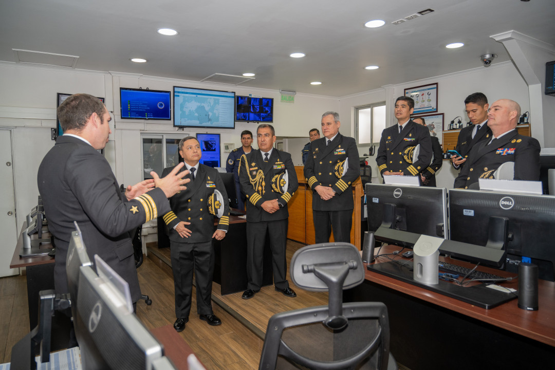 La comitiva peruana en la sala del Sistema Nacional de Alerta de Maremotos del SHOA Firma Armada de Chile