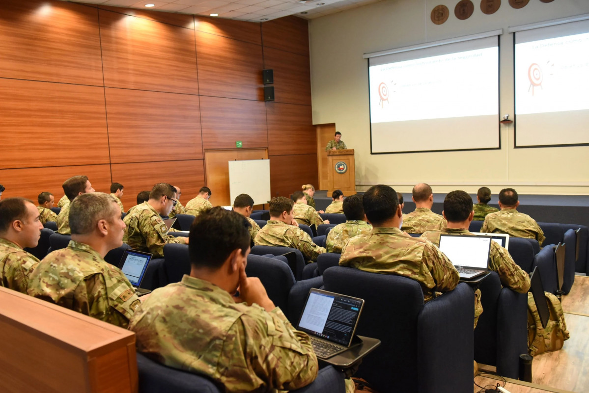 Alumnos del diplomado Tendencias del Campo de Batalla Futuro 2024 en la Acague Firma Eju00e9rcito de Chile