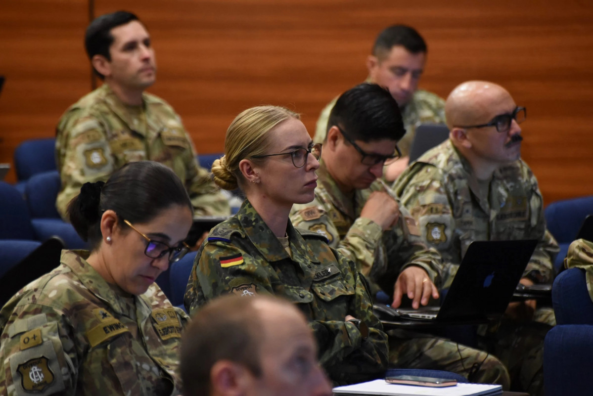 Diplomado Tendencias del Campo de Batalla Futuro 2024 en la Acague Firma Eju00e9rcito de Chile