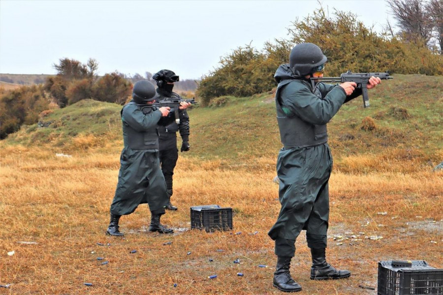 Personal en práctica de tiro con el subfusil Famae SAF calibre 9x19 mm Firma Gendarmería de Chile