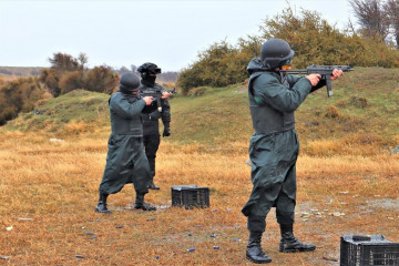 Personal en práctica de tiro con el subfusil Famae SAF calibre 9x19 mm Firma Gendarmería de Chile