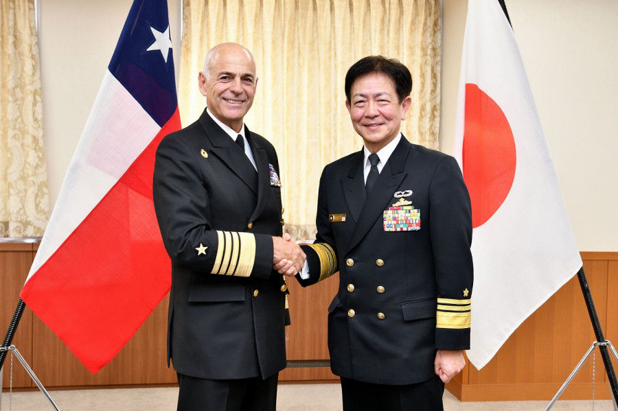 Almirante Juan Andrés De la Maza y almirante Akira Saito Firma Fuerza Marítima de Autodefensa del Japón