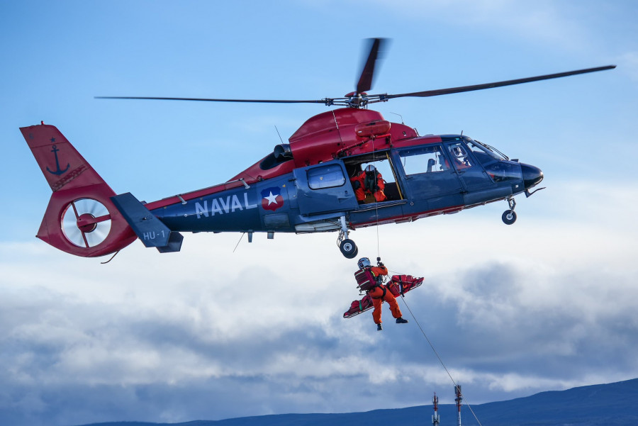 Maniobra Hi Line de evacuación médica simulada de herido efetuada por un helicóptero Dauphin del Grupo Aeronaval Sur Firma Subsecretaría para las Fuerzas Armadas de Chile
