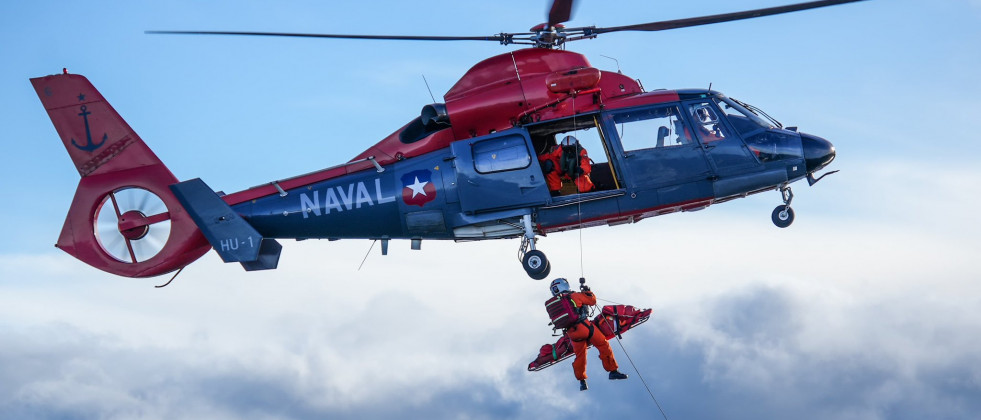 Maniobra Hi Line de evacuación médica simulada de herido efetuada por un helicóptero Dauphin del Grupo Aeronaval Sur Firma Subsecretaría para las Fuerzas Armadas de Chile