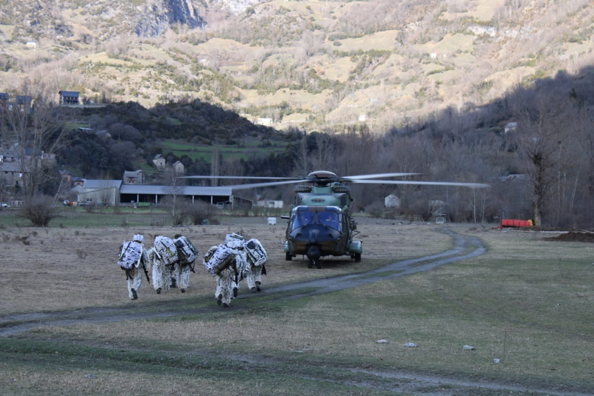 Mountain troops mount an Airbus NH90 helicopter of the Aeronautical Forces of the Spanish Army Signature Army of Chile