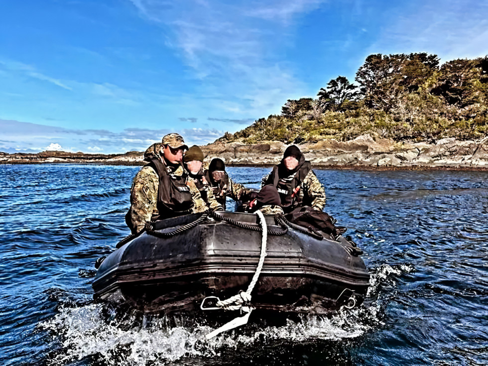 Los operadores de la Agrucom Lientur efectuando una operación anfibia a bordo de un bote neumático Pumar Firma Comando de Operaciones Especiales del Ejército de Chile