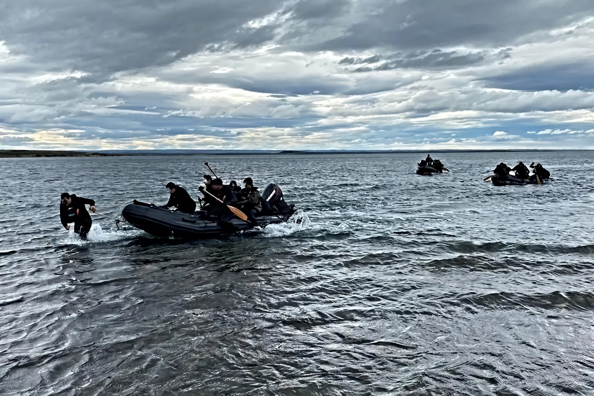 Los efectivos en maniobra de aproximaciu00f3n a la costa empleando remos Firma Comando de Operaciones Especiales del Eju00e9rcito de Chile