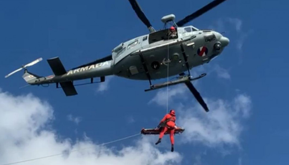 Fotogalería: la Armada uruguaya ejecuta con éxito el rescate aeronaval de un tripulante accidentado