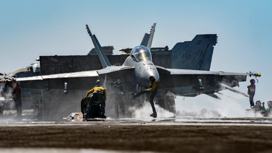 Avión de combate F A 18F Super Hornet en la cubierta del portaaviones Theodore Roosevelt. Foto. Alex Perlman  US Navy