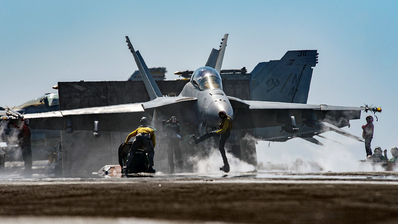Avión de combate F A 18F Super Hornet en la cubierta del portaaviones Theodore Roosevelt. Foto. Alex Perlman  US Navy
