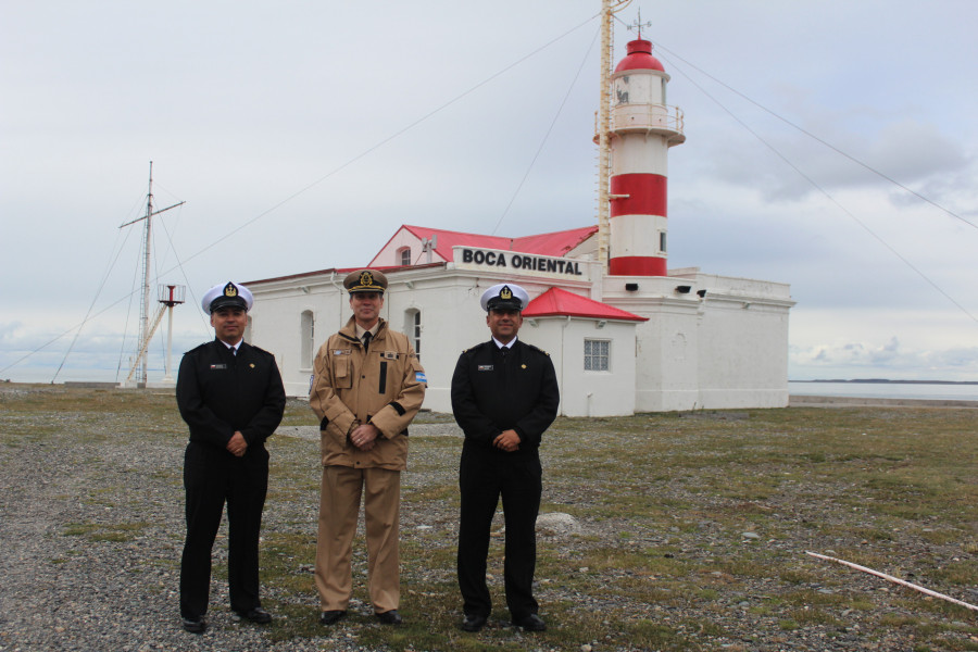 Prefecto principal Mauricio López de la Prefectura Naval Argentina visitando el faro Punta Delgada Firma Armada de Chile