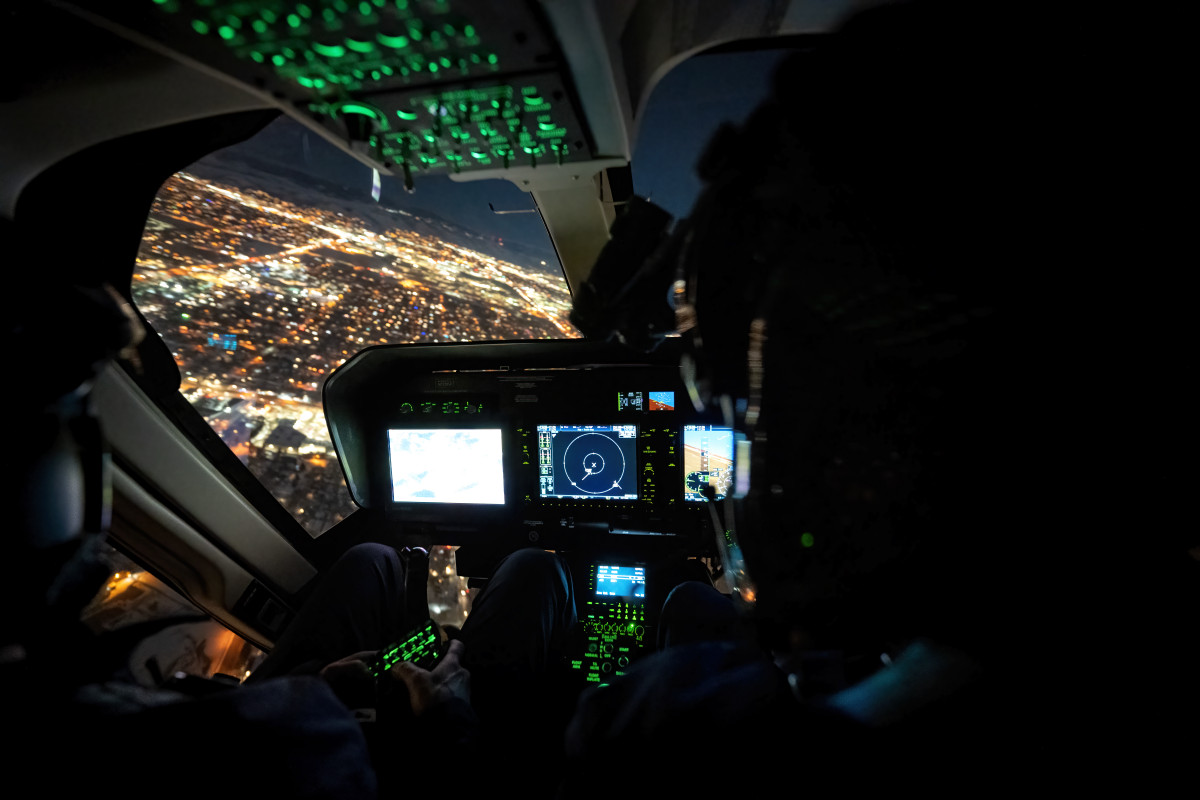 Helicu00f3ptero  407GXi del Departamento de Policu00eda de Denver en vuelo nocturno Firma Bell