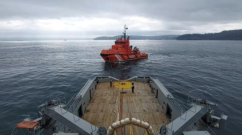 Maniobra de remolque con el Buque de Salvamento SAR %22Gavia%22 foto armada