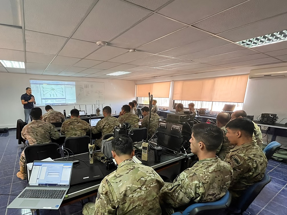 Curso de capacitación de sistemas de radio multibanda L3Harris Falcon II y Falcon III Firma Comando de Educación y Doctrina del Ejército de Chile