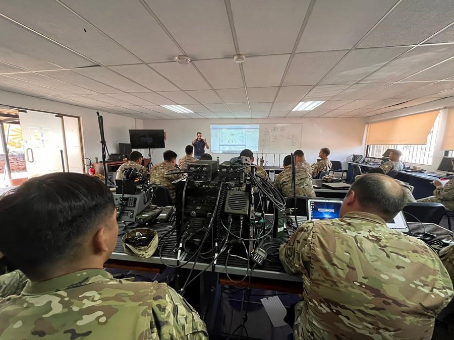 Alumnos en el curso de capacitación de sistemas de radio multibanda L3Harris Falcon II y Falcon III Firma Comando de Educación y Doctrina del Ejército de Chile