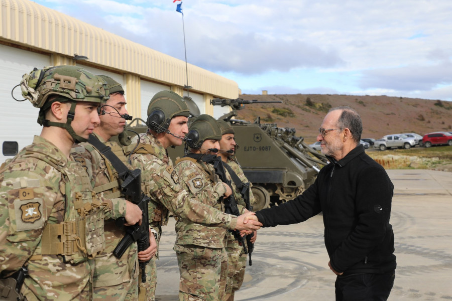 El subsecretario Galo Eidelstein saluda a una tripulación de carro M113 Firma Ejército de Chile