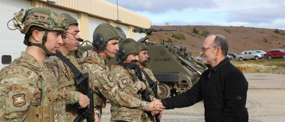 El subsecretario Galo Eidelstein saluda a una tripulación de carro M113 Firma Ejército de Chile