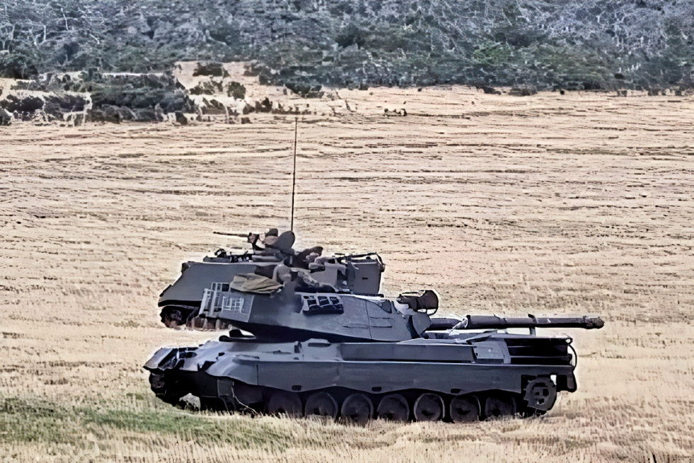 Tanque Leopard 1V y carro M113 del Grupo Acorazado Ligero Natales en el curso de comandantes de equipos de combate Firma Destacamento Acorazado N5 Lanceros del Ejército de Chile