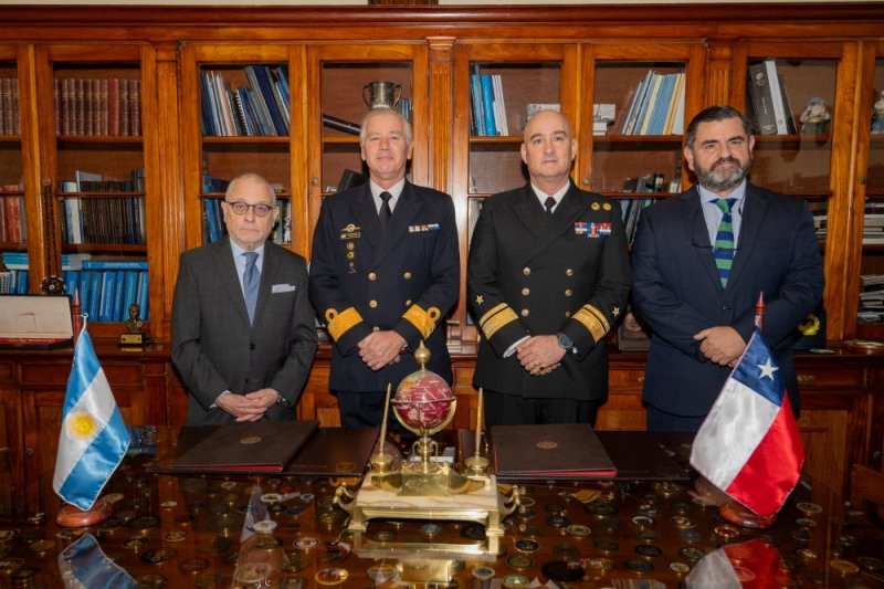 Embajador Faurie comodoro Montero director de Lu00edmites Samy Hawa y director del SHOA contraalmirante Oxley Firma Armada de Chile