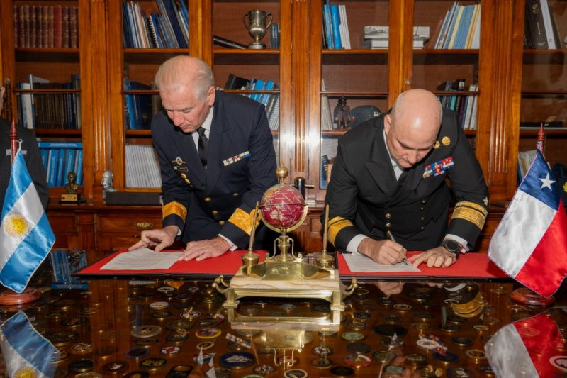 Suscripciu00f3n de protocolo entre los directores del Servicio de Hidrografu00eda Naval de Argentina y el SHOA Firma Armada de Chile