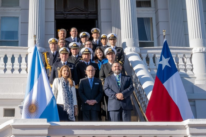 Los representantes de las comisiones tu00e9cnicas en el SHOA Firma Armada de Chile