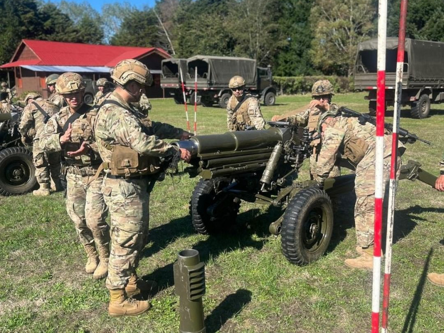 Artilleros operando un obús Oto Melara M 56 de 105 mm durante el seminario de apoyo de fuego Firma Destacamento de Montana N9 Arauco del Ejército de Chile