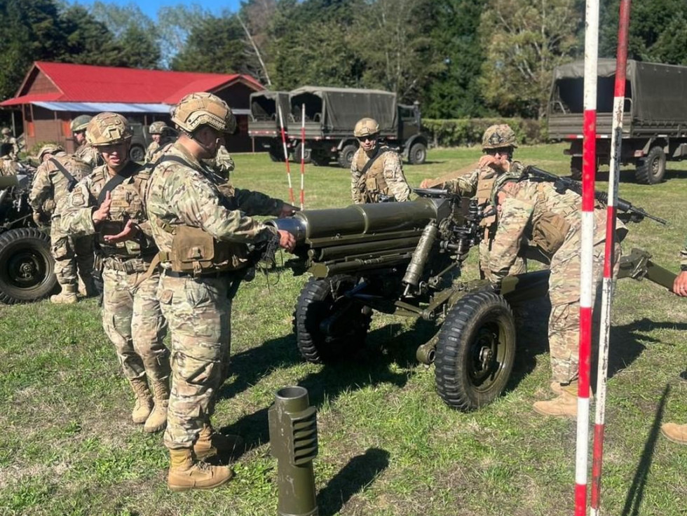 Artilleros operando un obús Oto Melara M 56 de 105 mm durante el seminario de apoyo de fuego Firma Destacamento de Montana N9 Arauco del Ejército de Chile