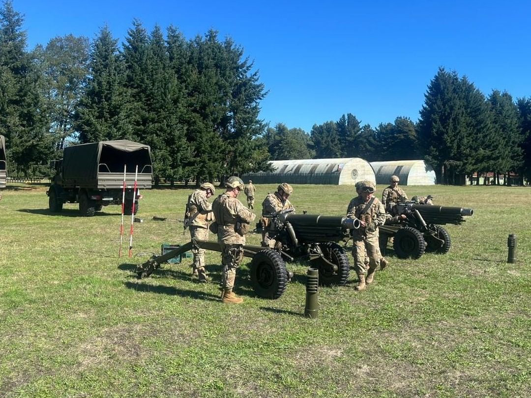 Piezas Oto Melara M 56 de 105 mm utlizadas durante el seminario de apoyo de fuego Firma Destacamento de Montana Nu00b09 Arauco del Eju00e9rcito de Chile