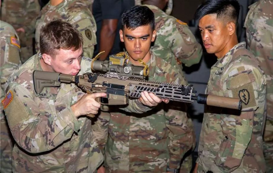 Soldados estadounidenses con un fusil de asalto MX7 durante una demostración en el verano de 2023. Foto. Sargento Alvin Conley   US Army