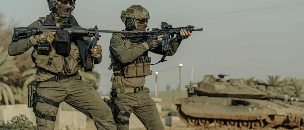 Bajo la empuñadura de la ametralladora Negev que porta el primer soldado se observa el sistema informatizado Arbel. Foto. IWI