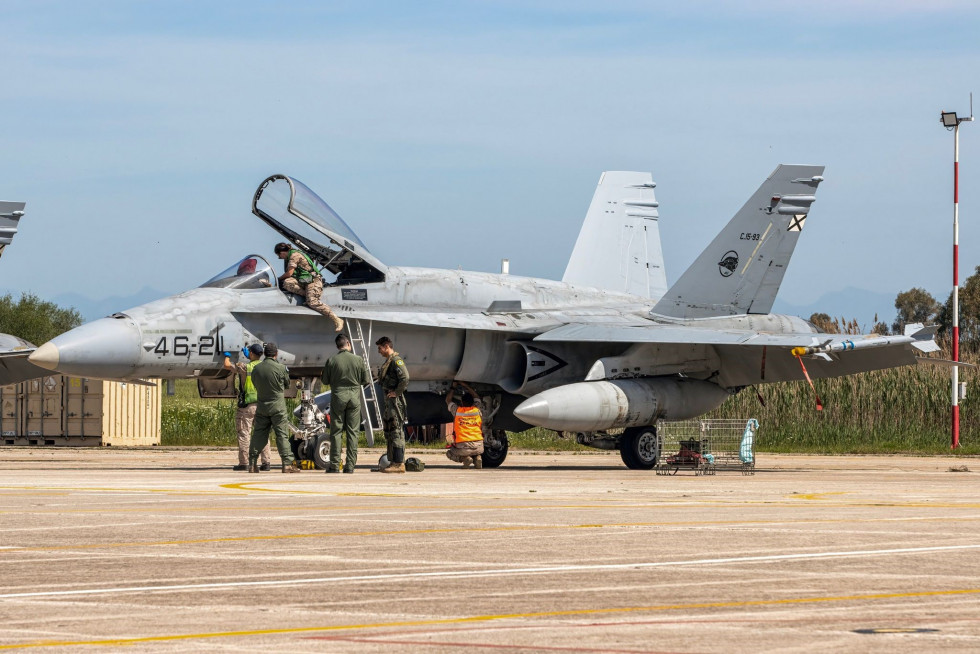 Preparando los F18  gran canaria antes de partir a a grecia ejercicio iniochos
