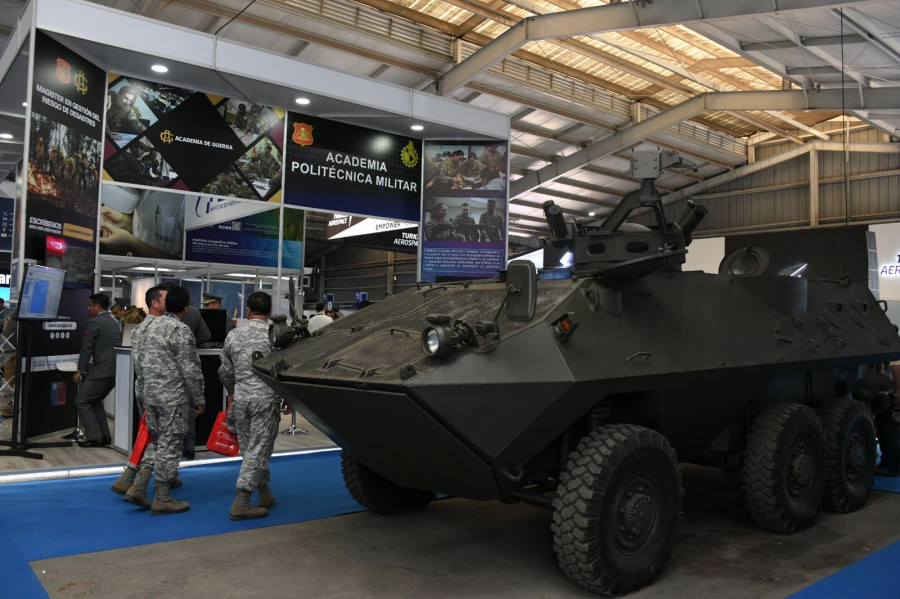 Carro Mowag Piraña 6x6 en el stand de Famae Firma Ejército de Chile