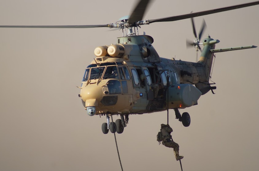 Helicu00f3ptero Airbus AS532AL Cougar equipado con el sistema HEWS Firma Eju00e9rcito de Chile