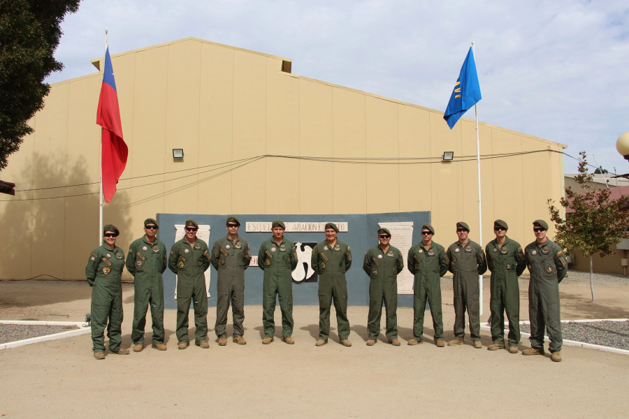 Oficiales egresados del curso de instructor de vuelo de la Escave Firma Ejército de Chile