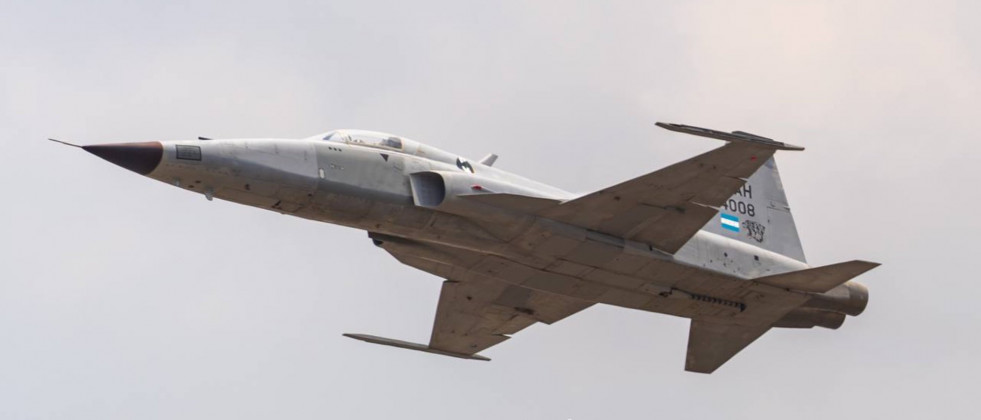 Vuelo de desmostracion por aniversario de FAH de uno de los Northrop F5 remozados