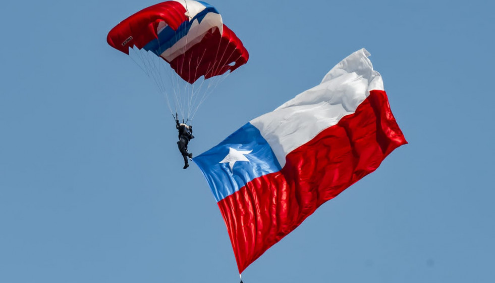 Fotogalería: paracaidistas de los 'Boinas Azules' protagonizaron los shows aéreos en Fidae 2024