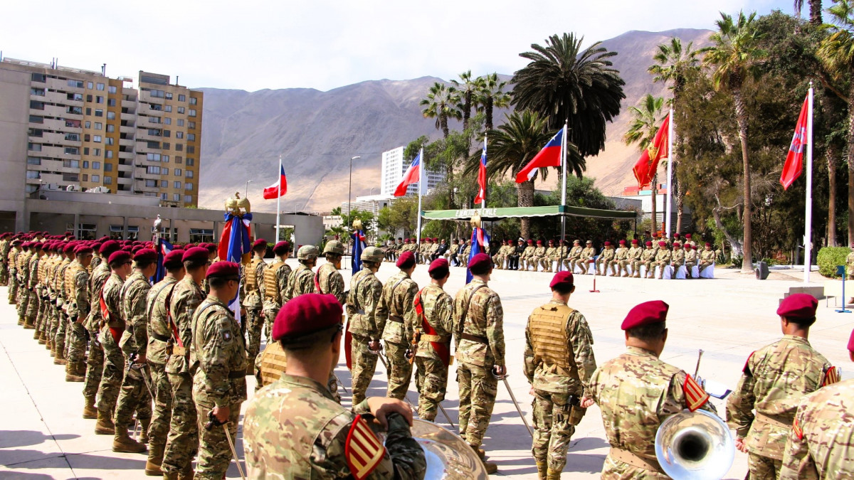 Ceremonia de niversario del Arma de Caballeru00eda Blindada en el patio de honor de la Escuela de Caballeru00eda Blindada en Iquique Firma VI Divisiu00f3n del Eju00e9rcito de Chile