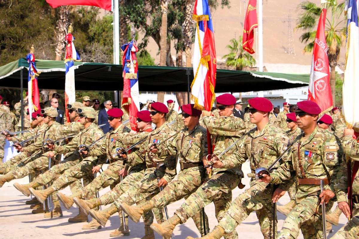 Estandartes de combates en el aniversario del Arma de Caballeru00eda Blindada en la Escuela de Caballeru00eda Blindada en Iquique Firma VI Divisiu00f3n del Eju00e9rcito de Chile