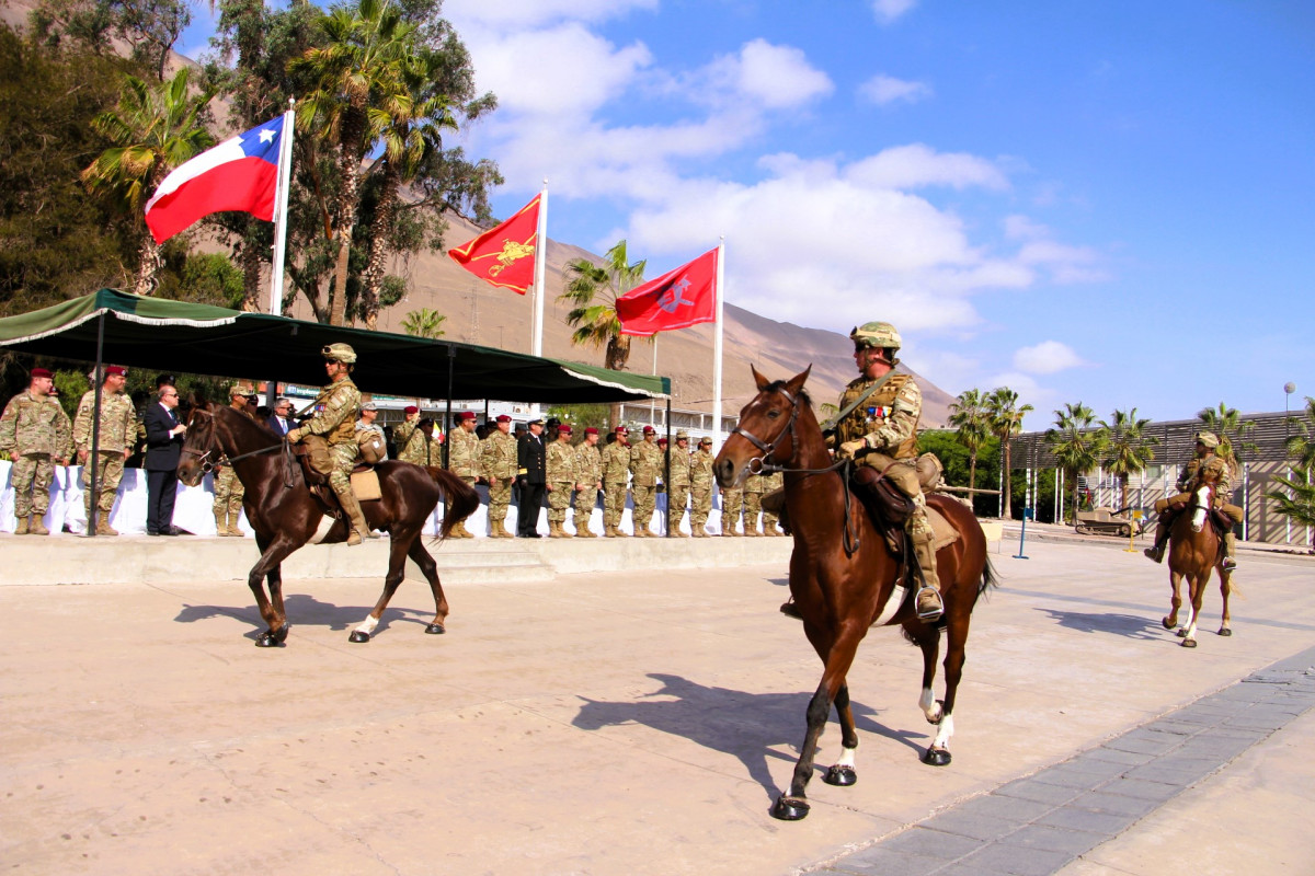 Desfile de secciu00f3n montada en el aniversario del Arma de Caballeru00eda Blindada en la Escuela de Caballeru00eda Blindada en Iquique Firma VI Divisiu00f3n del Eju00e9rcito de Chile