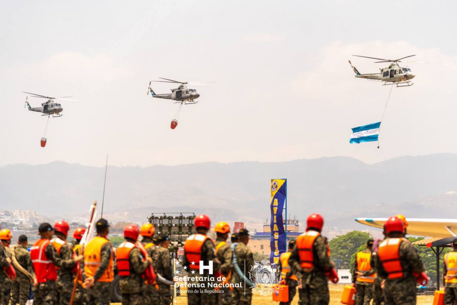 Bell 412 de la FAH con dos equipados con Bambi Bucket