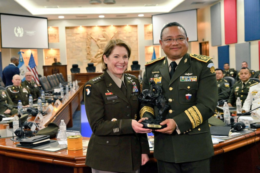 Reunión jefa de Southcom con alto mando en Guatemala