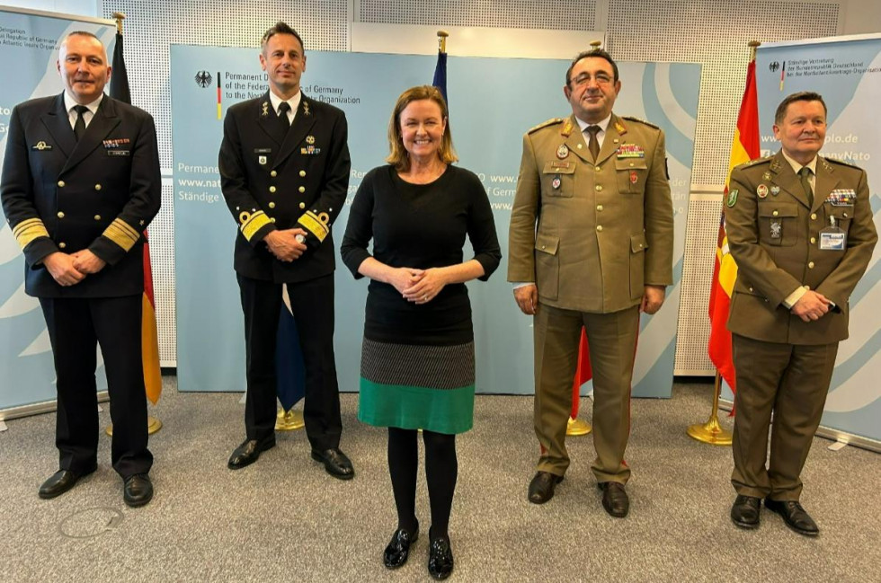 De izquierda a derecha, vicealmirante Carsten Stawitzki, vicealmirante Jan Willem Hartman, Stacy A. Cummings, teniente general Teodor Incicaş, y teniente general Ramón Pérez Pérez. Foto. NSPA