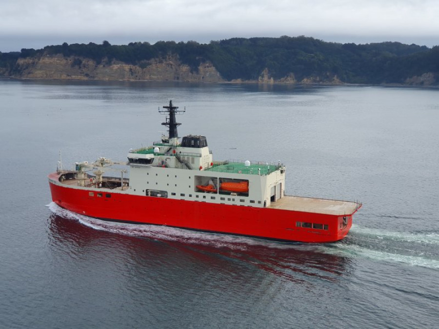 El rompehielos AGB 46 Almirante Viel navegando en sus primeras pruebas en la bahía de Talcahuano Firma Armada de Chile