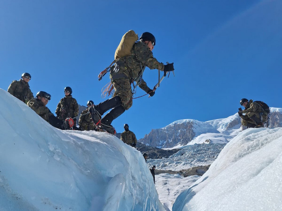 Efectivo de la CAD N20 Cochrane en la fase de formación de soldado montañes en hielo Firma Ejército de Chile
