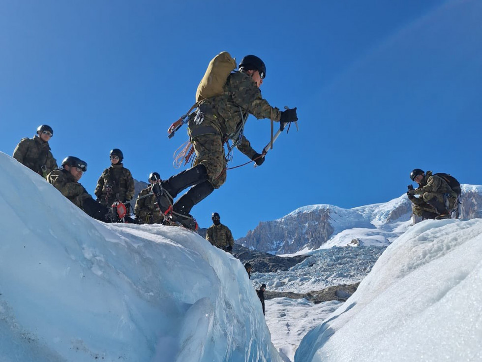 Efectivo de la CAD N20 Cochrane en la fase de formación de soldado montañes en hielo Firma Ejército de Chile