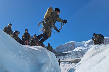 Efectivo de la CAD N20 Cochrane en la fase de formación de soldado montañes en hielo Firma Ejército de Chile