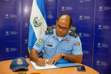 Director de Bomberos de El Salvador firma acuerdo con España