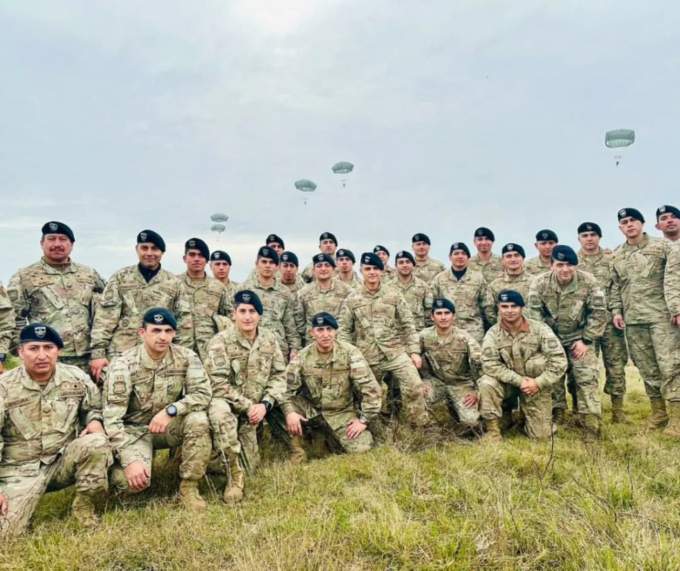 Certificación de paracaidistas de la III División de Montaña Firma Destacamento de Montaña N17 Los Ángeles del Ejército de Chile