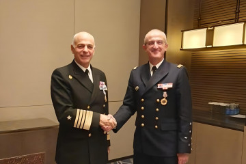 El almirante De la Maza y el jefe de Estado Mayor de la Marina Nacional de Francia, almirante Nicolas Vaujour, estrechan la mano en el marco de su reunión en el WPNS 2024 Firma Armada de Chile